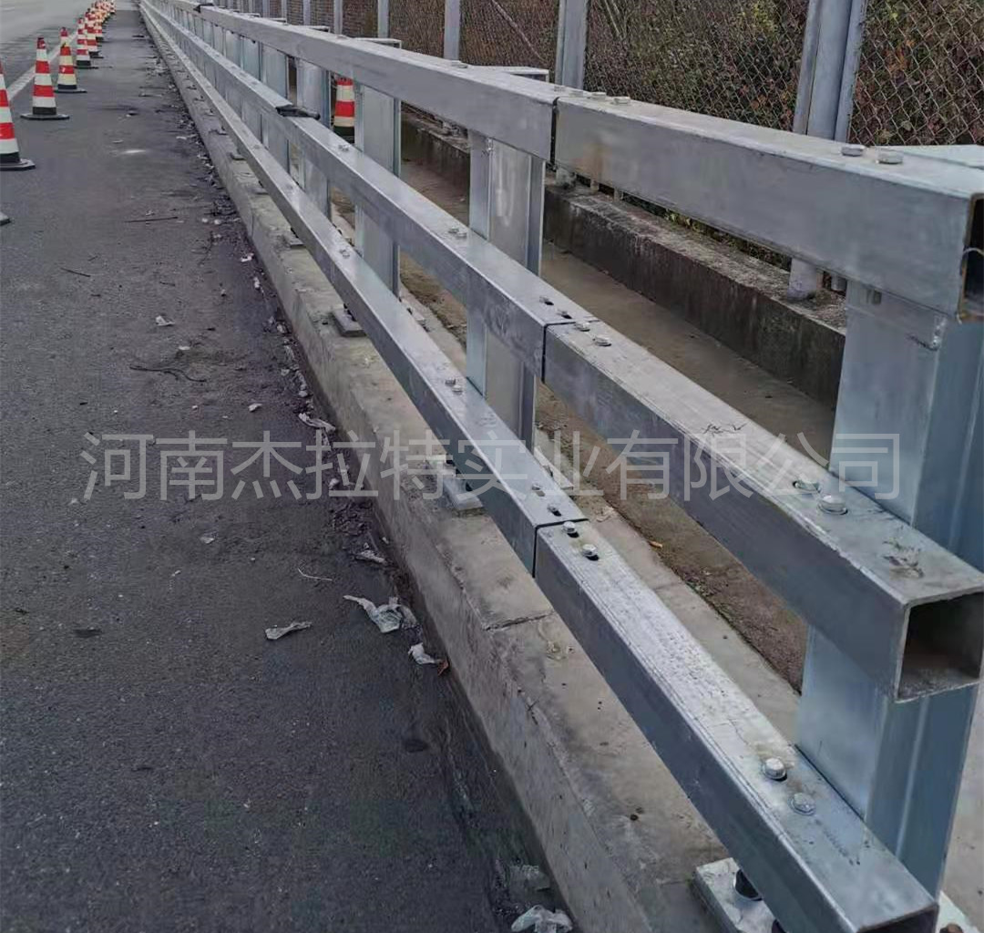 安徽黄山桥梁防撞护栏实地安装